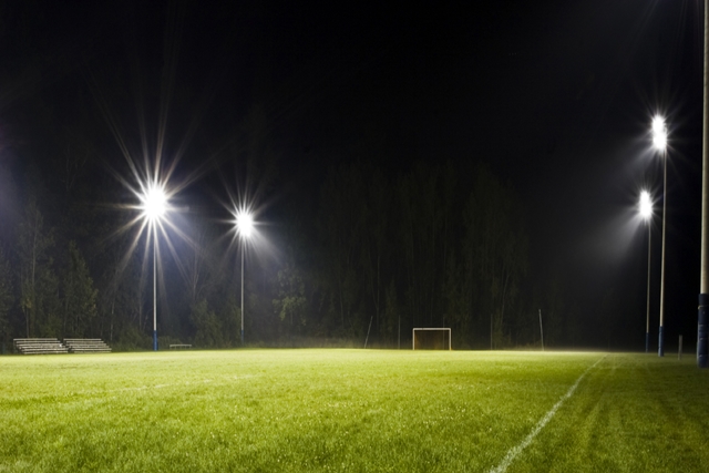 Pria Ledakkan Diri Sendiri di Tengah Lapangan Sepakbola Yang Kosong 
